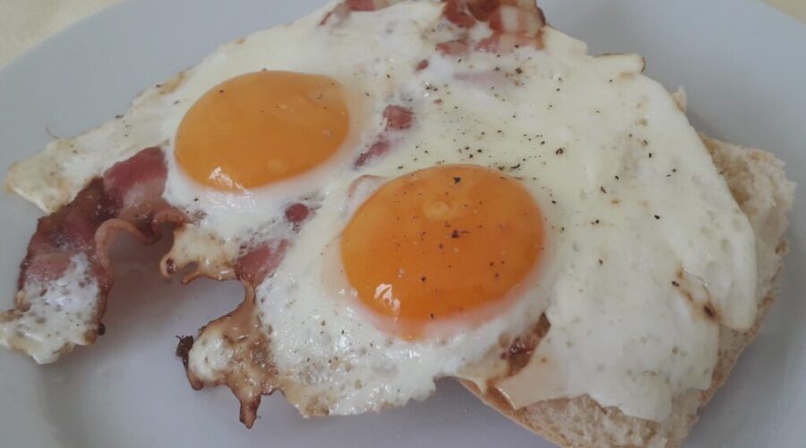 Recept voor een koemelkvrij gebakken eitje met bacon