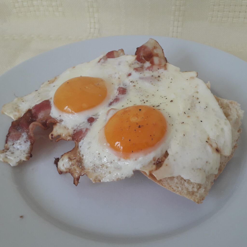 Recept voor een koemelkvrij gebakken eitje met bacon