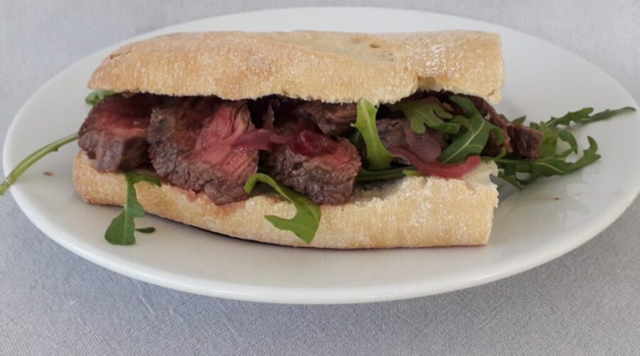 Recept voor koemelkvrije ciabatta met bavette rucola en zoete ui