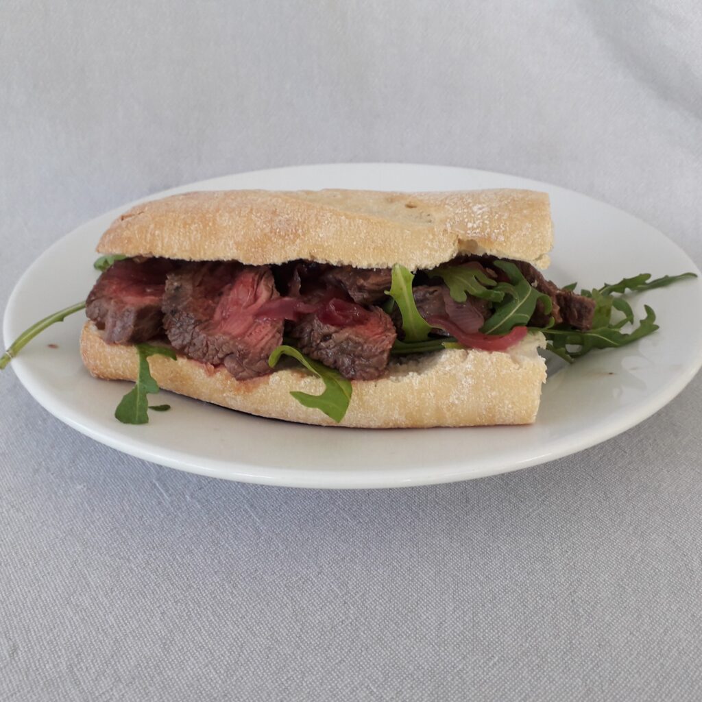 Recept voor koemelkvrije ciabatta met bavette rucola en zoete ui