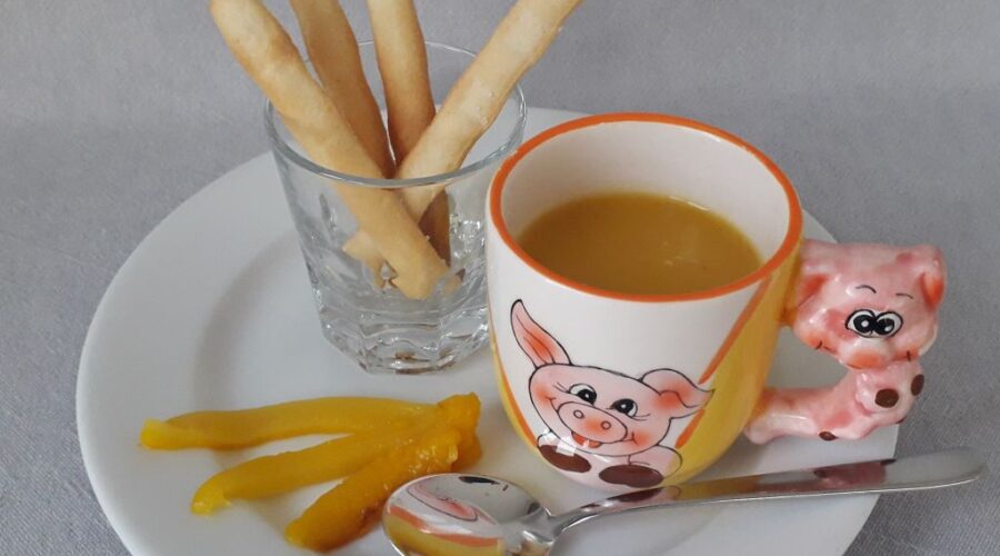 Recept voor koemelkvrije kleurrijke soep van geroosterde paprika